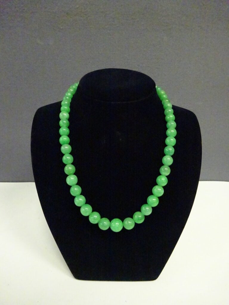 [-] COLLIER DE PERLES EN SERPENTINE (?) - Chine - (quelques usures) - L: 25 cm…