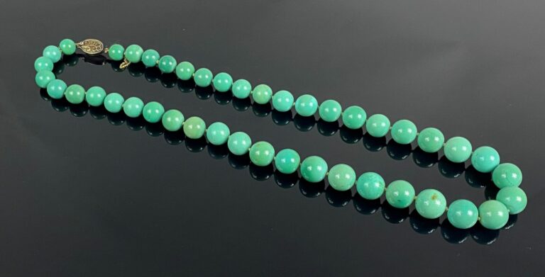 Collier de perles en turquoise disposées en légère chute - L: 28 cm