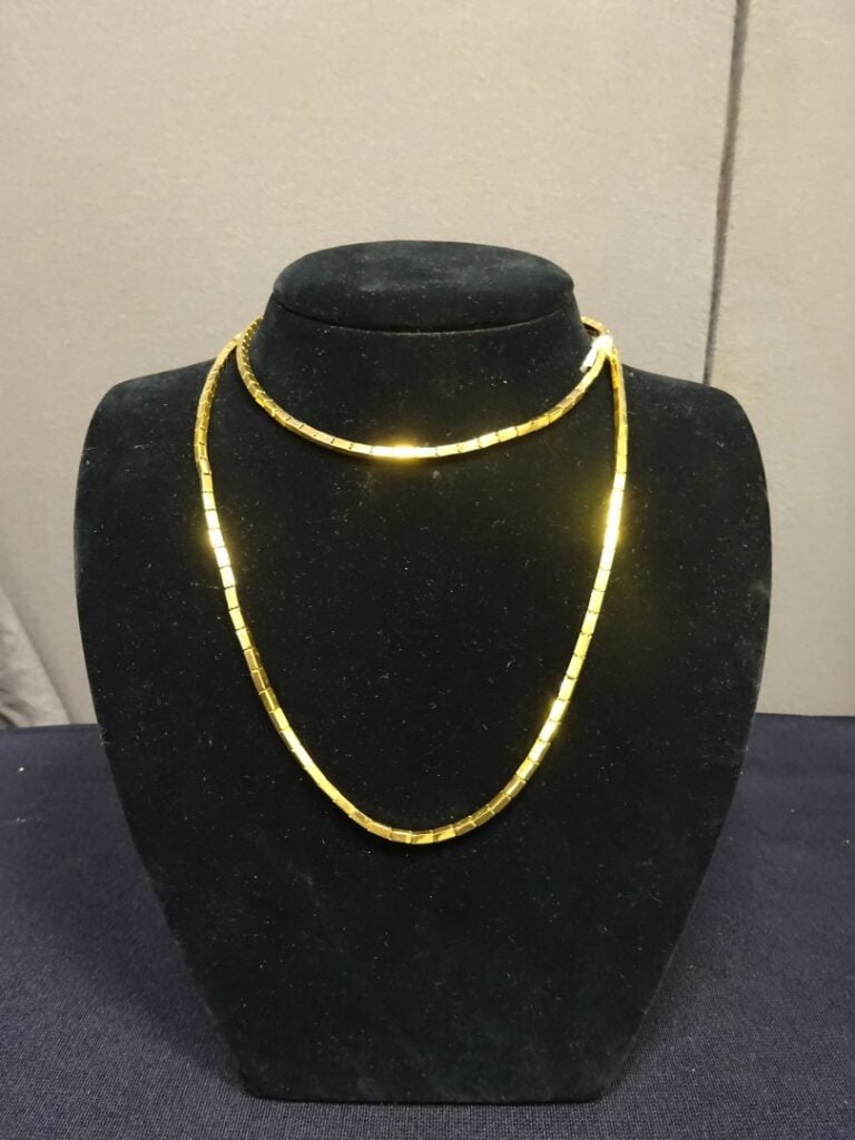 Collier en mailles flexibles en or jaune 750 millièmes. - Poids: 39 g.