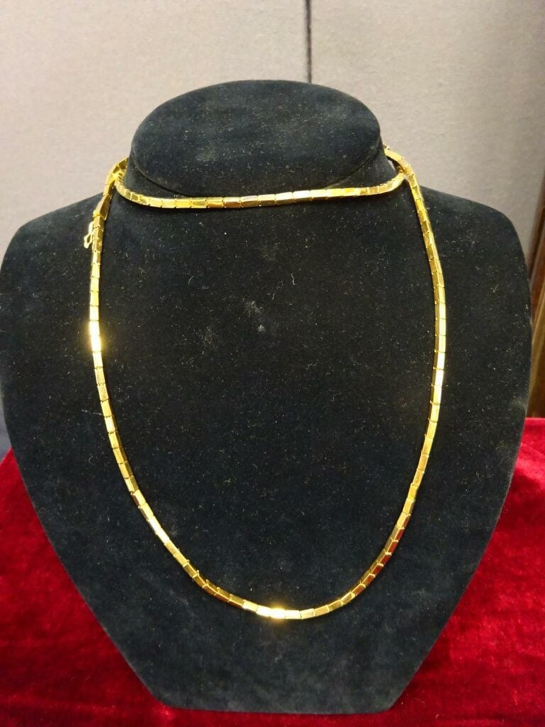 Collier en mailles flexibles en or jaune 750 millièmes. - Poids: 39 g.