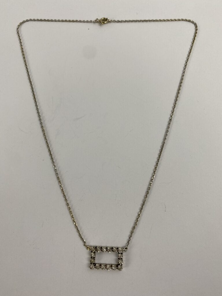 Collier en or gris (750) à maille forçat limée orné d'un pendentif rectangulair…