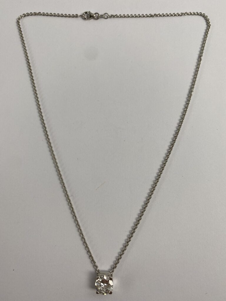 Collier en or gris (750) à maille forçat ronde retenant un pendentif orné d'un…