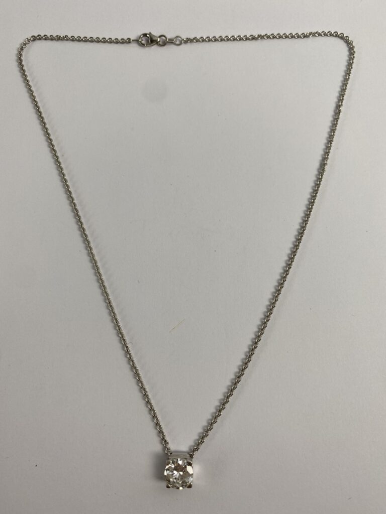 Collier en or gris (750) à maille forçat ronde retenant un pendentif orné d'un…