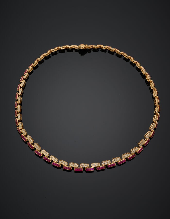 COLLIER en or jaune (750‰) à maillons hexagonaux et barrettes, serti de diamant…