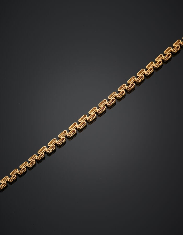 COLLIER en or jaune (750‰) à maillons hexagonaux et barrettes, serti de diamant…