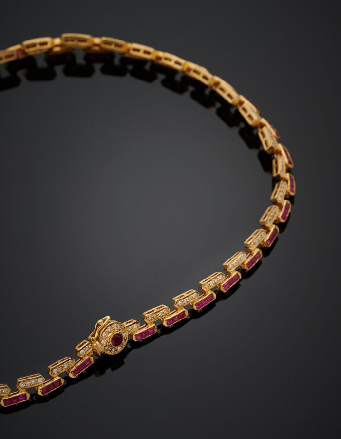 COLLIER en or jaune (750‰) à maillons hexagonaux et barrettes, serti de diamant…
