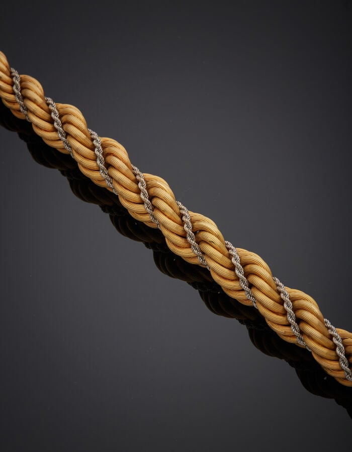 COLLIER en or jaune et or gris (750‰) composé de deux mailles torsadées entrela…