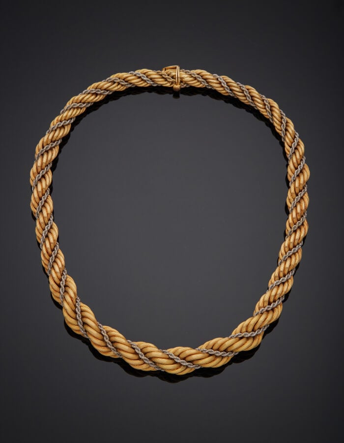 COLLIER en or jaune et or gris (750‰) composé de deux mailles torsadées entrela…