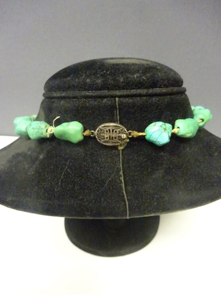 [-] COLLIER EN PIERRE DE TURQUOISES BAROQUES - Fermoire en argent orné d'un sym…