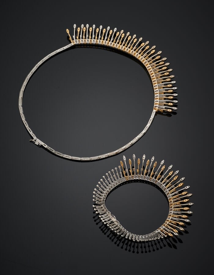 COLLIER et BRACELET « franges » en or jaune et or gris (750 millièmes) serti de…