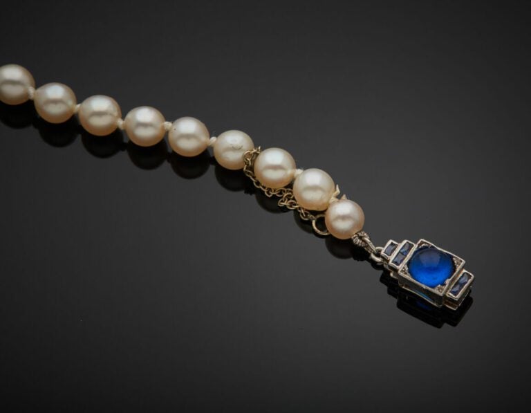 COLLIER fin composé d'un rang de petites perles probablement fines en chute, de…