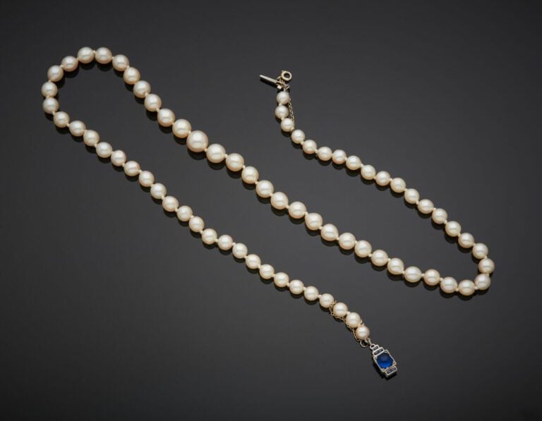 COLLIER fin composé d'un rang de petites perles probablement fines en chute, de…