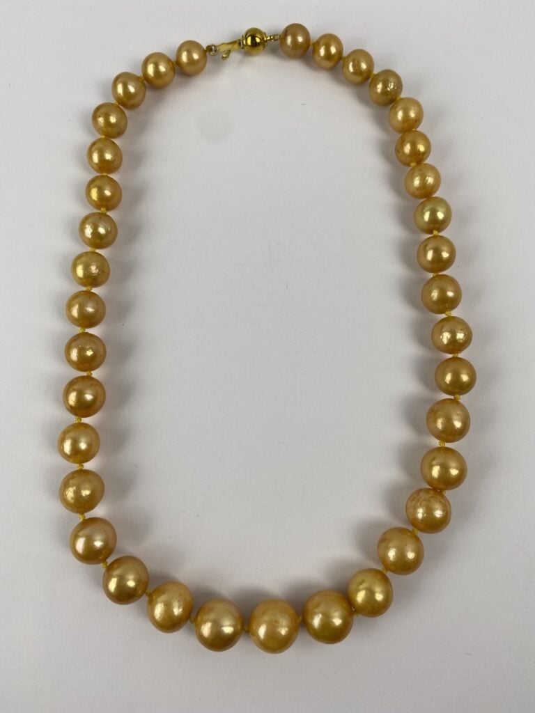 Collier formé de 36 perles de culture des mers du Sud disposées en chute, fermo…