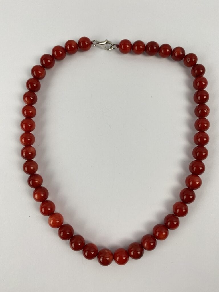 Collier formé de 42 boules de corail rouge, fermoir mousqueton en argent (925)…