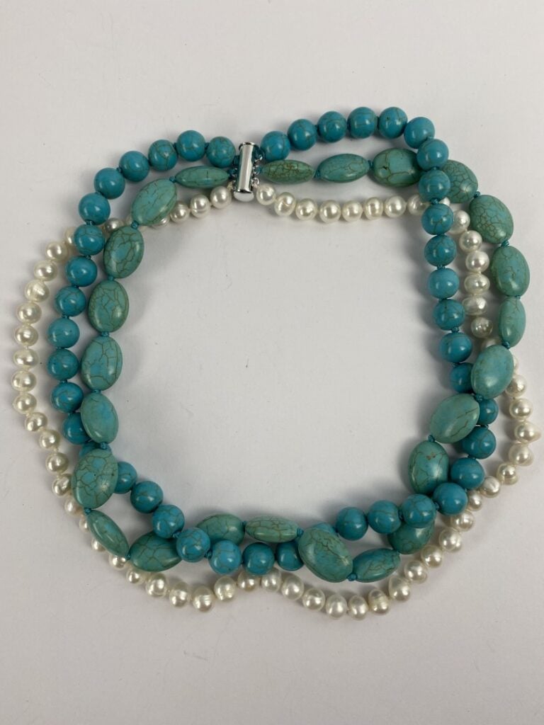 Collier formé d'un rang de perles de culture blanches et de deux rangs de perle…
