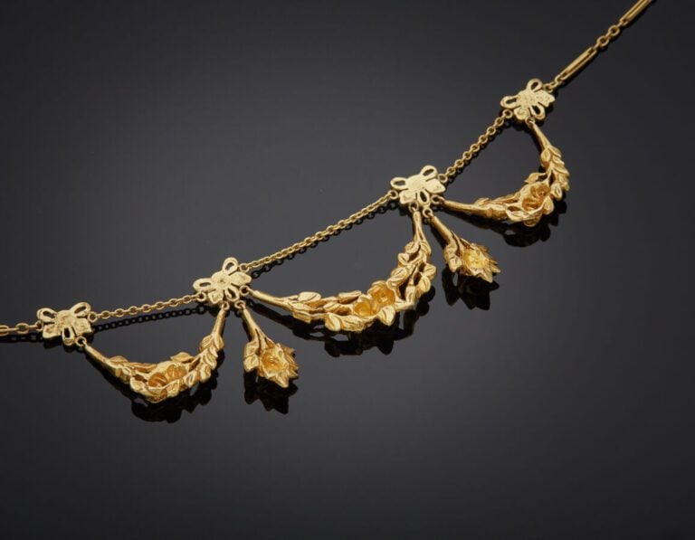 COLLIER "guirlandes de roses et noeuds" en or jaune (750‰) ciselé et sculpté. L…
