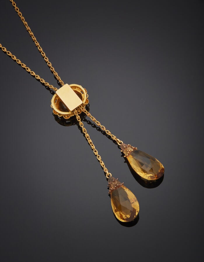 COLLIER "négligé" en or jaune (750‰)partiellement ciselé de feuillages, composé…