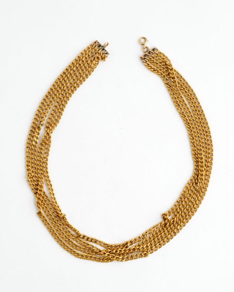 Collier ras de cou en or jaune (750) formé de quatre rangs de maille gourmette,…
