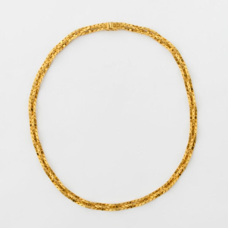 Collier ras de cou en or jaune (750) formé de trois rangs de maille tressée rel…