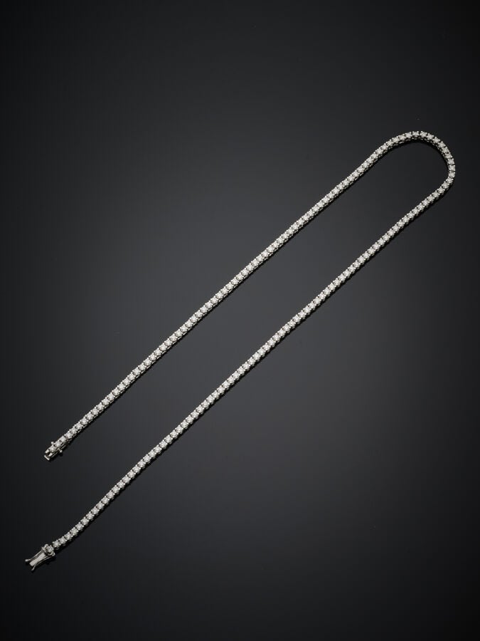 COLLIER "rivière" en or gris (750‰) serti d'un alignement de diamants taille br…
