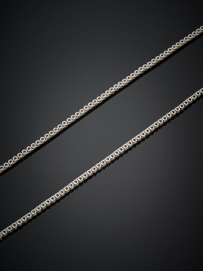COLLIER "rivière" en or gris (750‰) serti d'un alignement de diamants taille br…