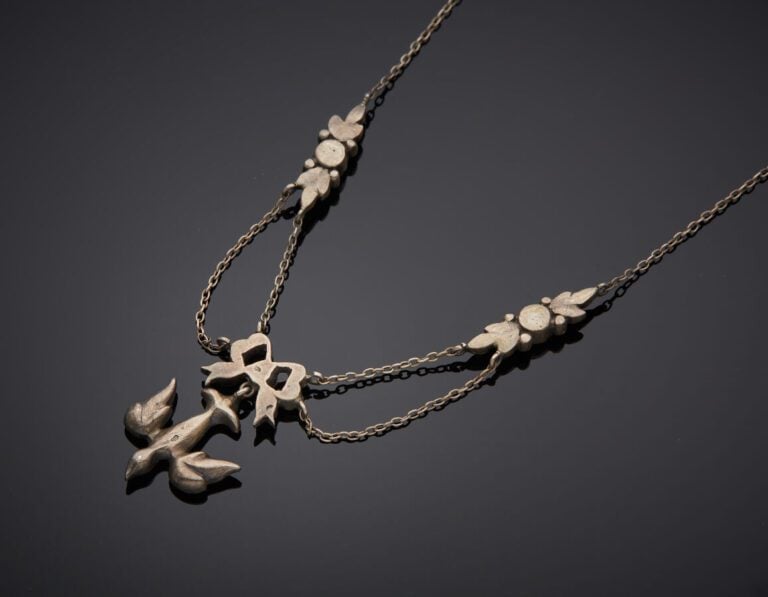 COLLIER « Saint Esprit » en argent (925‰) à motif noeud et feuillages, orné de…