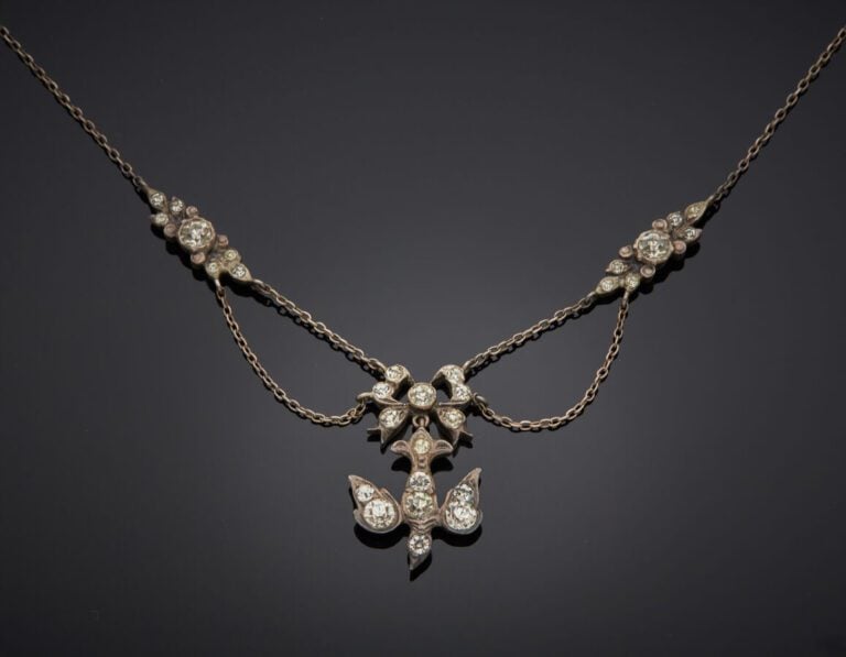 COLLIER « Saint Esprit » en argent (925‰) à motif noeud et feuillages, orné de…