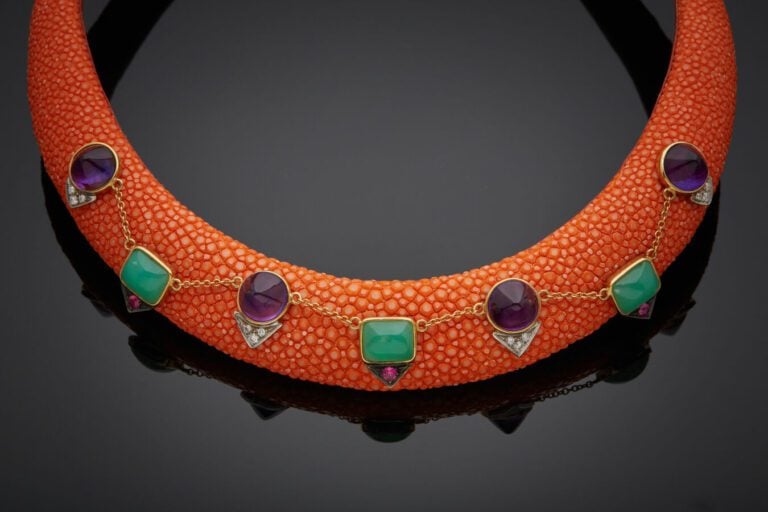 COLLIER "Torque" rigide ouvert en galuchat orange gainé de cuir, rehaussé d'amé…