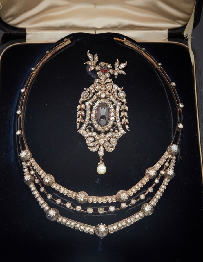 COLLIER "trois rangs" et un PENDENTIF-BROCHE en or rose (750‰) et argent (min.…