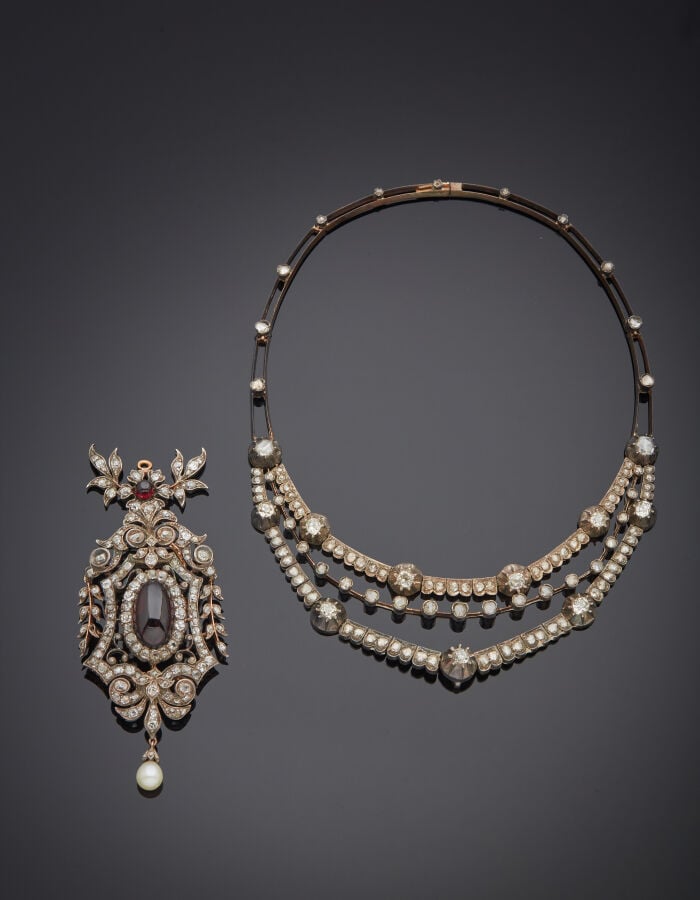 COLLIER "trois rangs" et un PENDENTIF-BROCHE en or rose (750‰) et argent (min.…