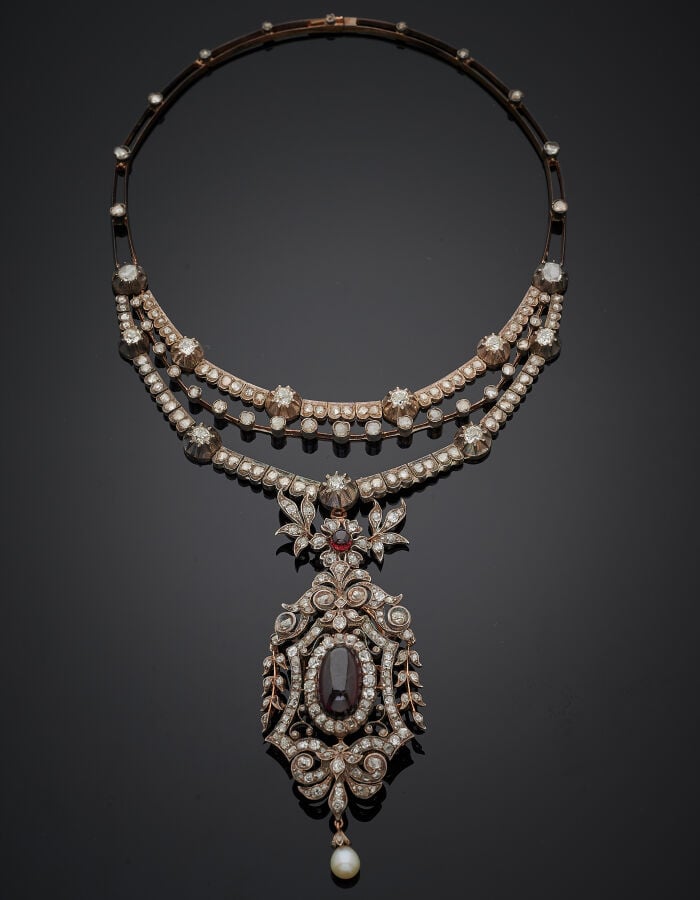 COLLIER "trois rangs" et un PENDENTIF-BROCHE en or rose (750‰) et argent (min.…