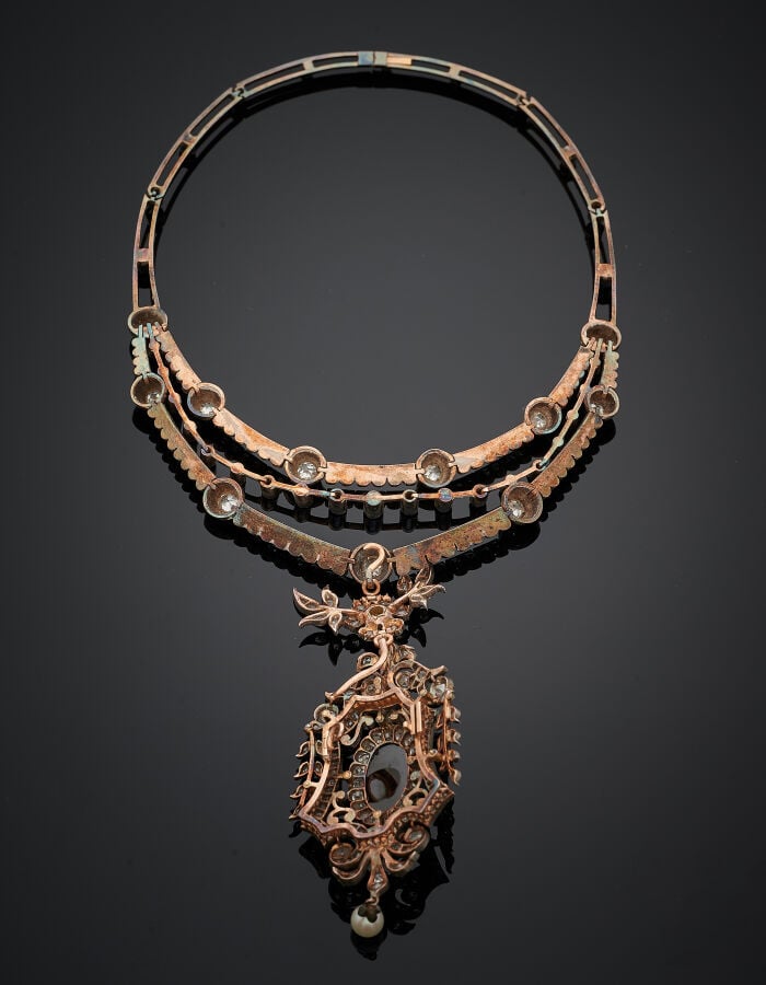 COLLIER "trois rangs" et un PENDENTIF-BROCHE en or rose (750‰) et argent (min.…