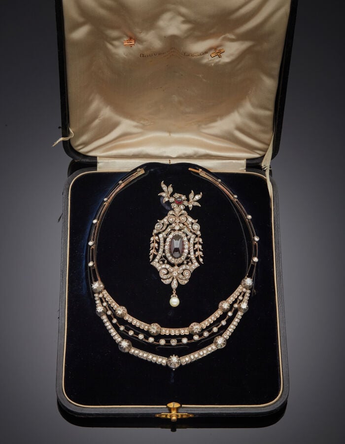 COLLIER "trois rangs" et un PENDENTIF-BROCHE en or rose (750‰) et argent (min.…