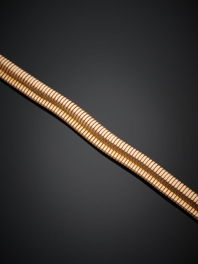 COLLIER tubogaz en or jaune (750‰), à renflement et en chute. Chocs. - Poinçon…