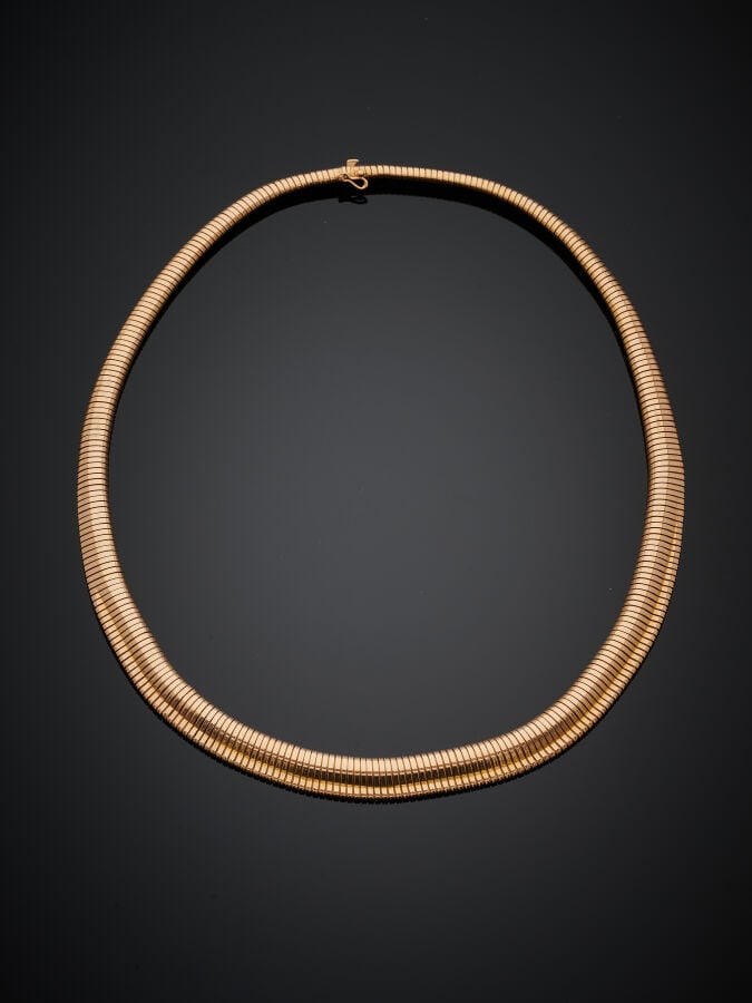COLLIER tubogaz en or jaune (750‰), à renflement et en chute. Chocs. - Poinçon…