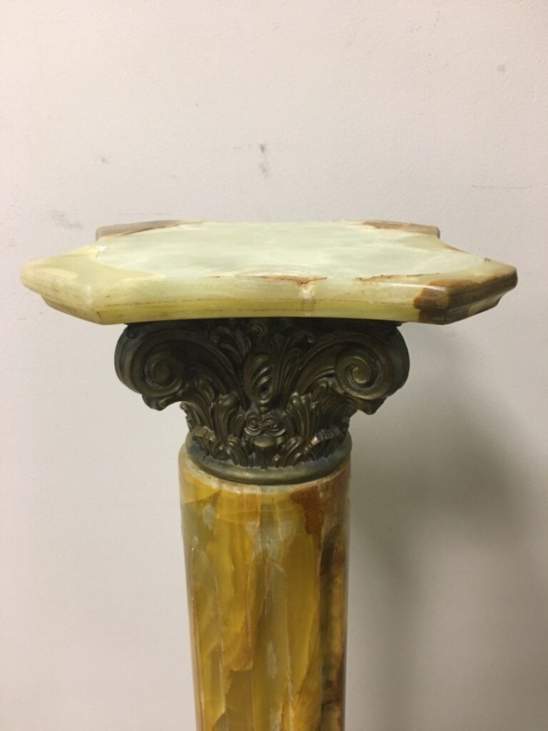 Colonne cannelée en onyx, chapiteau corinthien en régule (accidents). - Hauteur…
