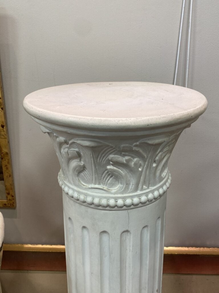 Colonne tronquée en composition peinte blanche à décor de cannelures et frises…