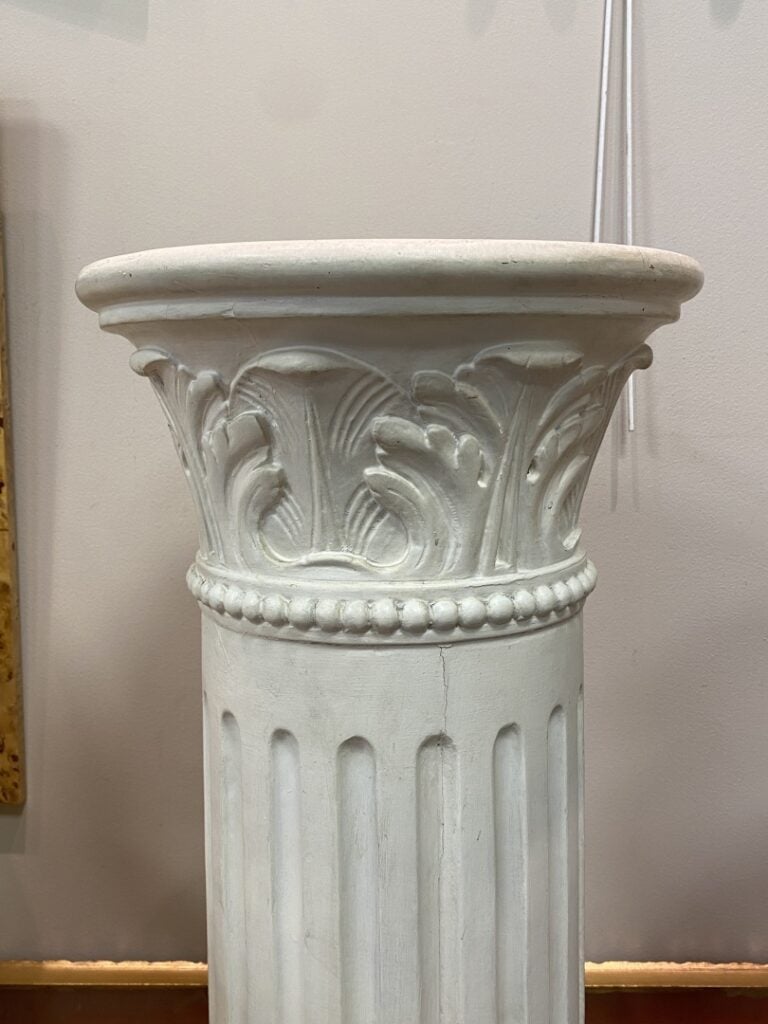 Colonne tronquée en composition peinte blanche à décor de cannelures et frises…