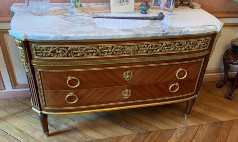 Commode à façade cintrée en bois de placage ouvrant par trois tiroirs dont celu…