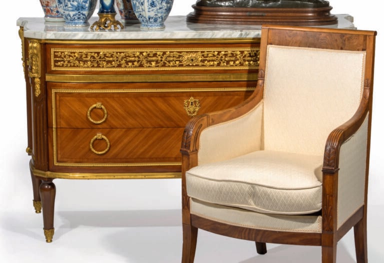 Commode à façade cintrée en bois de placage ouvrant par trois tiroirs dont celu…