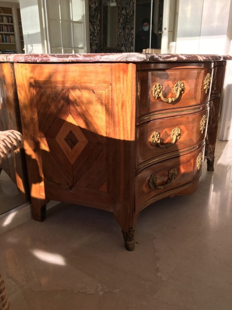 Commode à façade galbée en placage de bois de rose, trois tiroirs en façade, mo…