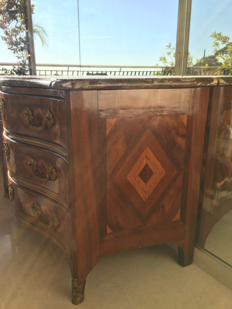 Commode à façade galbée en placage de bois de rose, trois tiroirs en façade, mo…