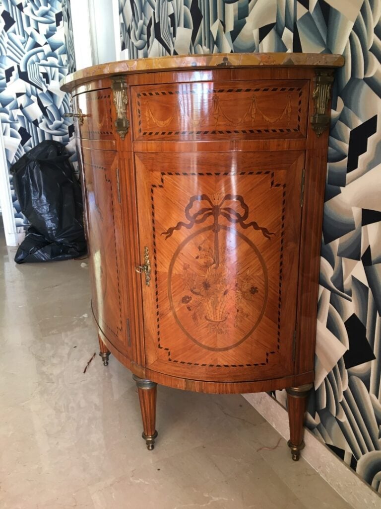Commode de forme demi-lune en placage de bois de rose en ailes de papillon, ouv…