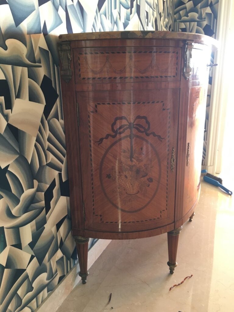 Commode de forme demi-lune en placage de bois de rose en ailes de papillon, ouv…