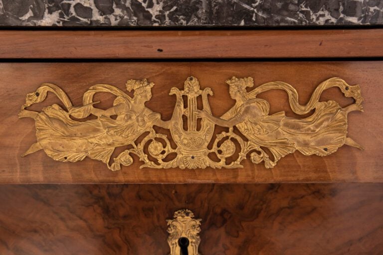 Commode en acajou et placage d'acajou, ouvrant en façade par quatre tiroirs don…