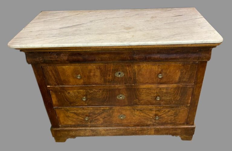 Commode en acajou et placage d'acajou ouvrant par quatre tiroirs dont un en dou…