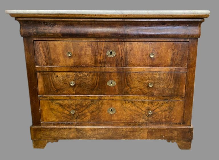 Commode en acajou et placage d'acajou ouvrant par quatre tiroirs dont un en dou…