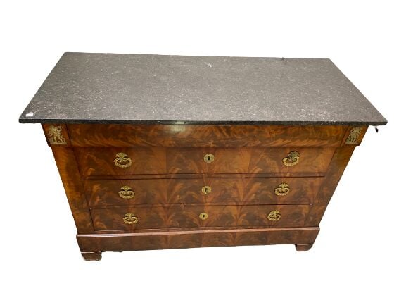 Commode en acajou et placage d'acajou ouvrant par quatre tiroirs en façade, des…