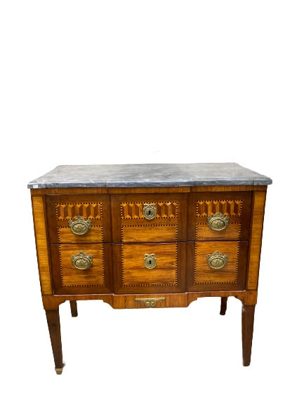 Commode en bois de placage à léger ressaut ouvrant par deux tiroirs sans traver…