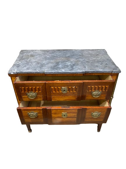 Commode en bois de placage à léger ressaut ouvrant par deux tiroirs sans traver…